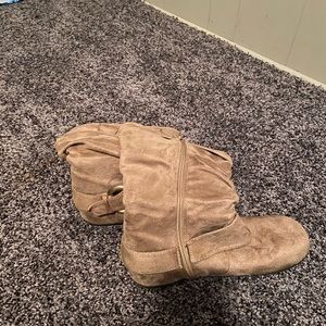 Tan wanted boats size 7 1/2 woman’s